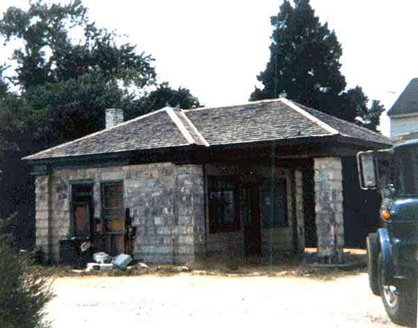 Troth Kemp's gas station as it looked in 1987s